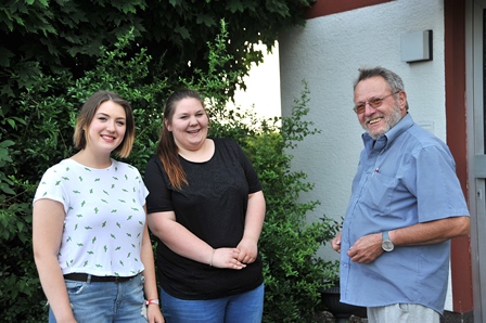 Zwei junge Mitglieder beim Erfahrungsaustausch mit Peter